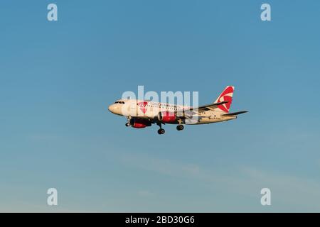 AMSTERDAM, PAYS-BAS - 13 OCTOBRE 2018 : atterrissage de l'Airbus A 319 de Czech Airlines à l'aéroport de Schiphol Banque D'Images