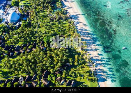 Vue aérienne, la plage de Flic en Flac avec hôtel de luxe la Pirogue Resort & Spa et palmiers, Ile Maurice Banque D'Images