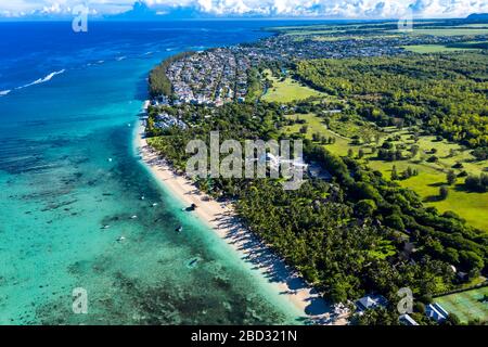 Vue aérienne, littoral, plage de palmiers, Flic en Flac, Ile Maurice Banque D'Images