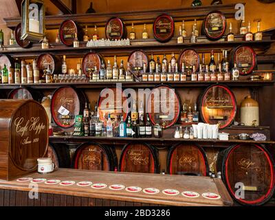 Comptoir avec boissons alcoolisées, intérieur du café traditionnel Hoppe, Spui, Amsterdam, Pays-Bas Banque D'Images