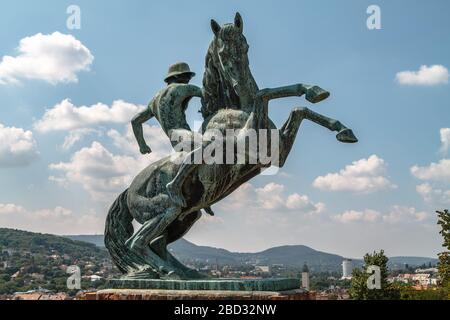 Un mémorial équestre de la première Guerre mondiale commémorant le deuxième régiment d'hussards de Transylvanie dans le quartier du château de Buda Banque D'Images