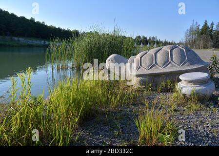 Statue en pierre d'une tortue près de l'étang du temple bouddhiste de Béthanie, Ontario, Canada Banque D'Images