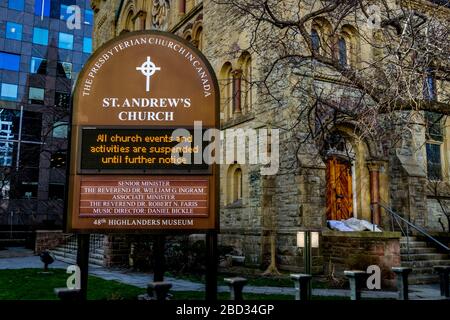 L'église St Andrew du centre-ville de Toronto avec un message sur le signe au milieu de la pandémie de coronavirus Banque D'Images