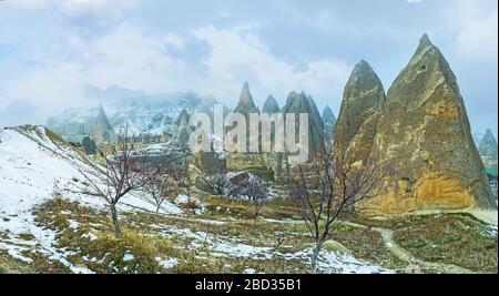Profitez du paysage panoramique avec de célèbres formations rocheuses de cheminées de fées, qui sont devenues la carte de visite de Cappadoce, Turquie Banque D'Images