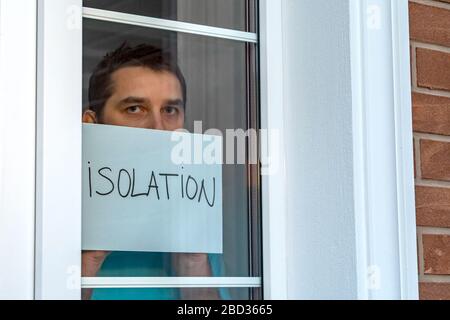 L'homme tient un signe qui dit - ISOLEMENT. Quarantaine Banque D'Images