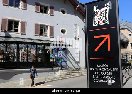 Maison transfrontalière des guides. Saint-Gervais. Courmayeur. Panneau touristique. Saint-Gervais-les-bains. Haute-Savoie. France. Banque D'Images