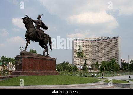 Statue d'Amir Timur (Tamerlane) sur la place Timurlane, en face de l'hôtel Ouzbékistan à Tachkent Banque D'Images