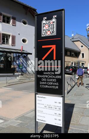 Maison transfrontalière des guides. Saint-Gervais. Courmayeur. Panneau touristique. Saint-Gervais-les-bains. Haute-Savoie. France. Banque D'Images