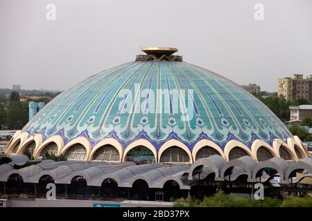 Dôme du Chorsu (Charsu) Bazar avec carrelage complexe couvrant le marché central de Tachkent, Ouzbékistan Banque D'Images