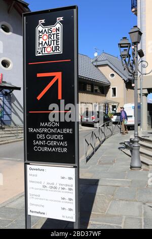 Maison transfrontalière des guides. Saint-Gervais. Courmayeur. Panneau touristique. Saint-Gervais-les-bains. Haute-Savoie. France. Banque D'Images