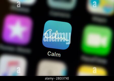 Gros plan sur l'icône de l'application Calm, comme indiqué sur l'écran d'un smartphone (usage éditorial uniquement) Banque D'Images