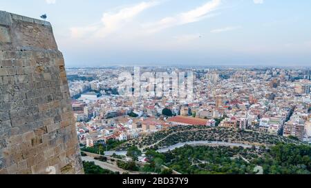 ALICANTE, ESPAGNE - 27 DÉCEMBRE 2018 : vue sur le château de Santa Barbara et la ville méditerranéenne d'Alicante, Espagne Banque D'Images