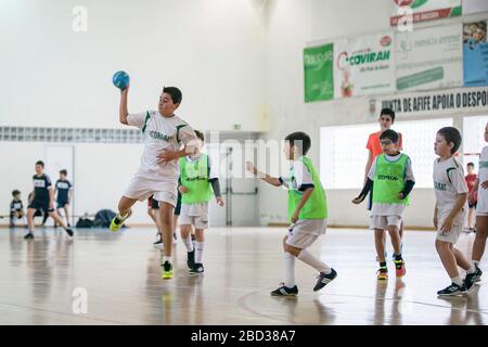 Afife, Viana do Castelo, Portugal - 1er décembre 2018 : tournoi de handball pour enfants organisé par l'Association sportive Afifense. Banque D'Images