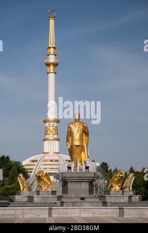 Monument de l'indépendance à Achgabat, Turkménistan Banque D'Images