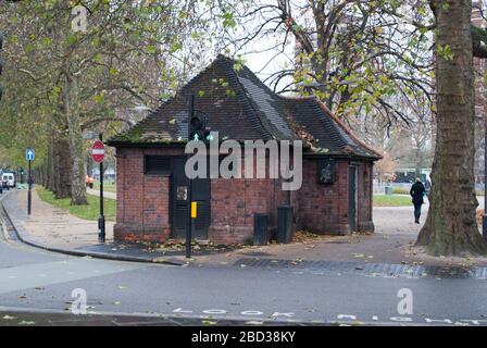 D'anciennes toilettes ont désutilisé la sous-station électrique abandonnée de bâtiment en brique abandonnée sur Shepherds Bush Green, Londres, W12 8PH Banque D'Images