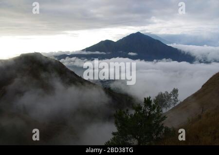 Lever du soleil au Mont Batur sur l'île de Bali en Indonésie Banque D'Images