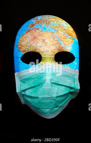 Masque texturé avec la carte de l'Afrique portant un masque chirurgical. Concept de la pandémie du virus corona. Banque D'Images