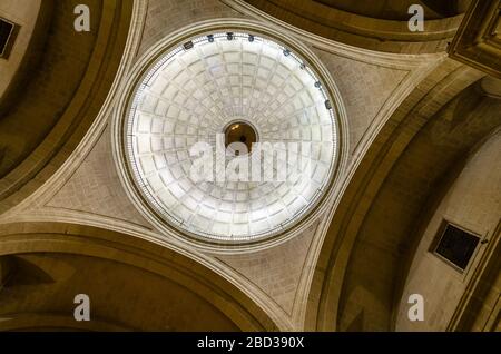 ALICANTE, ESPAGNE - 29 DÉCEMBRE 2018 : vue intérieure de la co-cathédrale de Saint Nicolas de Bari à Alicante, Espagne Banque D'Images