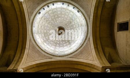 ALICANTE, ESPAGNE - 29 DÉCEMBRE 2018 : vue intérieure de la co-cathédrale de Saint Nicolas de Bari à Alicante, Espagne Banque D'Images