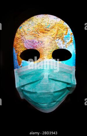 Masque texturé avec la carte de l'Asie portant un masque chirurgical. Concept de la pandémie du virus corona. Banque D'Images