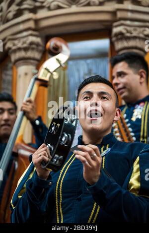 Troubadsoodeurs divertir une foule sur le marché de Guanajuato, au Mexique. Banque D'Images