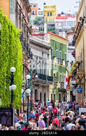 Rues bondées en week-end normal dans le centre historique de Guanajuato, au Mexique. Banque D'Images