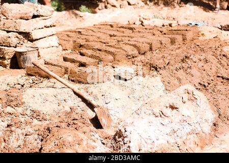 Briques Adobe pour la bio-construction dans la région de m'Hamid El Ghizlane, une petite ville oasis dans la province de Zagora au Maroc. Banque D'Images