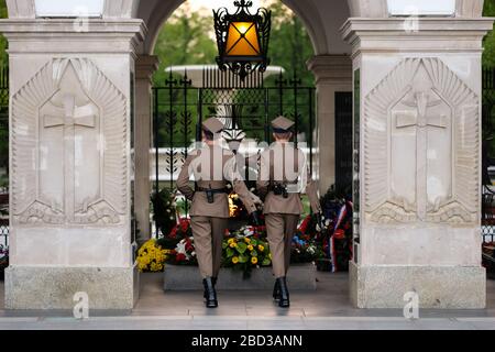 Honneur garde à la tombe du soldat inconnu sur la place Pilsudski à Varsovie, Pologne Banque D'Images