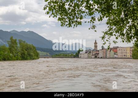 Vue sur la ville de Rattenberg et sur la rivière Raging Inn au printemps, Rattenberg, Autriche, Europe Banque D'Images