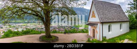 Vue sur la vallée et les montagnes à Schwaz depuis la petite chapelle au-dessus de la ville, Schwaz, Autriche, Europe Banque D'Images