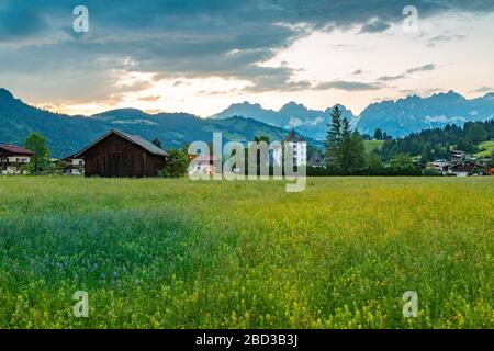 Vue sur la chaîne de montagnes Reith bei Kitzbühel et Wilder Kaiser, Tyrol, Alpes autrichiennes, Autriche, Europe Banque D'Images