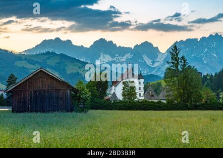 Vue sur la chaîne de montagnes Reith bei Kitzbühel et Wilder Kaiser, Tyrol, Alpes autrichiennes, Autriche, Europe Banque D'Images