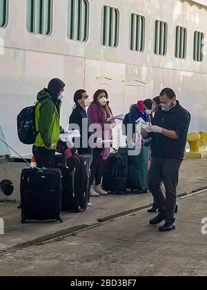 Les membres d'équipage mexicains sont assistés pour débarquer le navire de croisière Celebrity Eclipse au port de San Diego le 3 avril 2020 à San Diego, en Californie. Plus de deux mille passagers ont été blindés puis autorisés à partir dans les autobus et les avions pour rentrer à la maison. Banque D'Images