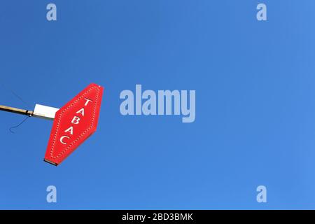Enligne d'un bureau de tabac sur fond de ciel bleu. Saint-Gervais-les-bains. Haute-Savoie. France. Banque D'Images