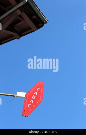 Enligne d'un bureau de tabac sur fond de ciel bleu. Saint-Gervais-les-bains. Haute-Savoie. France. Banque D'Images