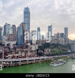 Chongqing, Chine - 22 décembre 2019 : gratte-ciel du CBD près de la grotte de Hongya dong près de la rivière Jialing Banque D'Images