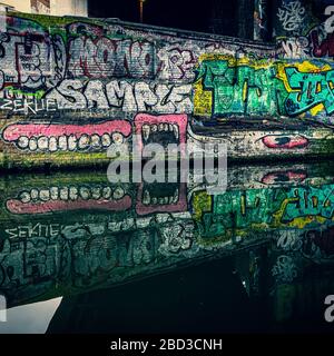 Graffitis de crocodile sous le pont sur le chemin de remorquage du canal Regents Banque D'Images