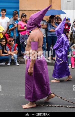 Quito, Pichincha, Équateur - 27 mars 2018: Mars des Pénitents à la procession du vendredi Saint à pâques, Semana Santa, à Quito. Cucuruchos portant pu Banque D'Images