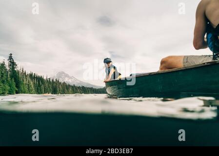 Une jeune fille fait du canoë avec son père sur Lost Lake, en Oregon. Banque D'Images