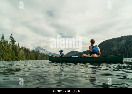 Une jeune fille fait du canoë avec son père sur Lost Lake, en Oregon. Banque D'Images