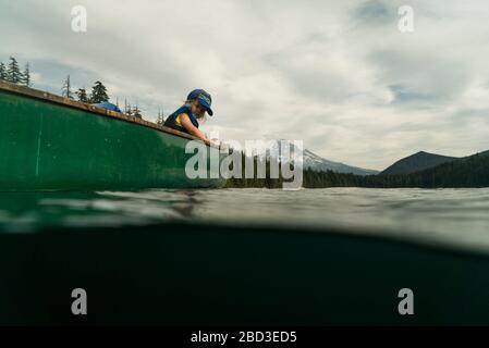 Une jeune fille fait du canoë avec son père sur Lost Lake, en Oregon. Banque D'Images