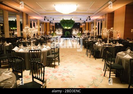 Espace mariage, piste de danse et tables de salle à manger. Banque D'Images