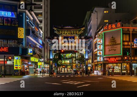 Vue nocturne sur l'entrée de Choyo Mon Gate du quartier chinois de Yokohama, le plus grand quartier chinois du Japon. Yokohama, Japon, août 2019 Banque D'Images