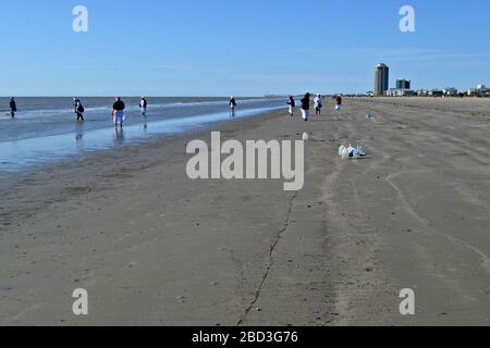 Des femmes noires en robes blanches prient sur la plage de Galveston, Texas Banque D'Images