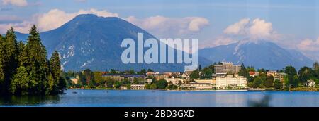 Bled, Slovénie - 09 août 2019: Vue incroyable sur le lac Bled, hôtels, parcs et plages situés sur la rive, entouré de forêt et de montagnes Banque D'Images