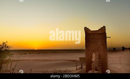 Coucher de soleil à m'Hamid El Ghizlane ou Lamhamid Ghozlane est une petite ville oasis dans la province de Zagora, Drâa-Tafilalet au Maroc, en Afrique. Banque D'Images