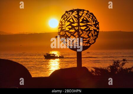Lever du soleil sur la baie de Monterey avec océan et bateau de pêche. Banque D'Images