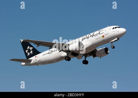 Lisbonne, Portugal. 13 mai 2013. A TAP Air Portugal Airbus 320 dans Star Alliance Livey levant de l'aéroport de Lisbonne. Crédit: Fabrizio Gandolfo/SOPA Images/ZUMA Wire/Alay Live News Banque D'Images