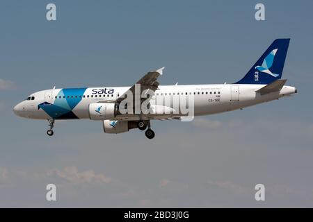 Lisbonne, Portugal. 13 mai 2013. Un Airbus 320 SATA International atterrit à l'aéroport Humberto Delgado de Lisbonne. Crédit: Fabrizio Gandolfo/SOPA Images/ZUMA Wire/Alay Live News Banque D'Images