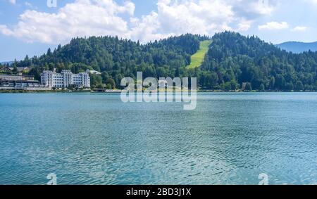 Lac de Bled, hôtels, parcs et plages situés sur la rive du lac Bled, entouré de forêts et de montagnes, Alpes juliennes, Slovénie Banque D'Images